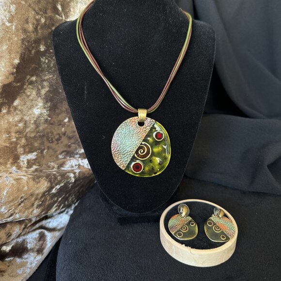 Medallion Gold Tone Olive Burgundy Pendant Enamel Leather Cord + Stud Earrings - Picture 5 of 12